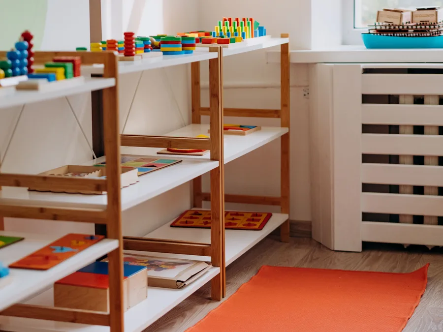 Regal mit Montessori-Lernmaterial in einer Kita