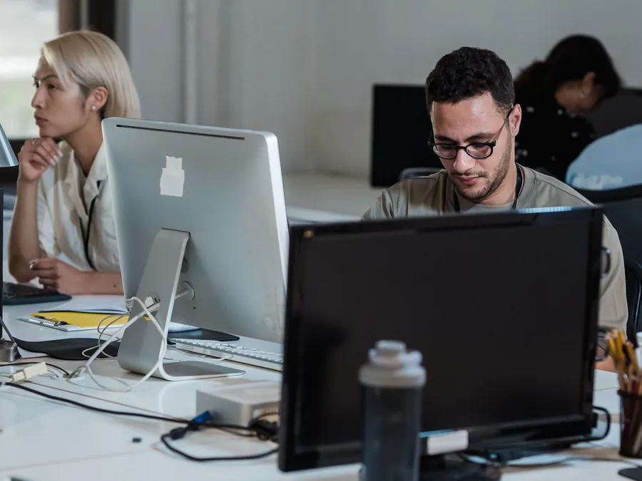 Team an Schreibtischen im Büro