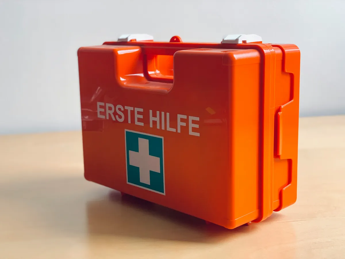 Orangefarbener Erste-Hilfe-Koffer